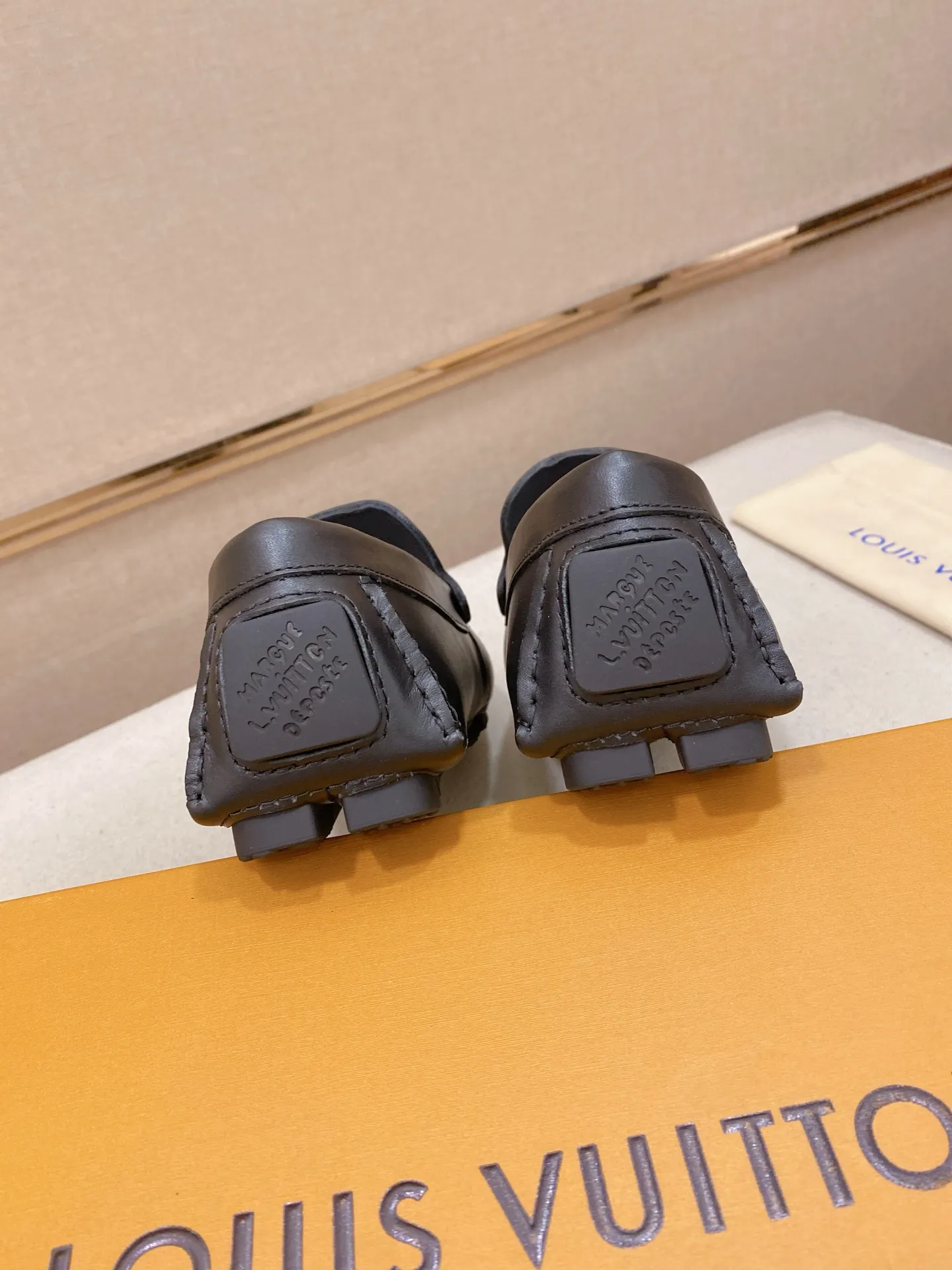 Factory price: 500💰High-end quality! LV 🆕🆕Exclusive hot-selling products in stock🔥🔥New products on the shelves, high-quality Ferragamo men's pea shoes, high-end casual driving shoes, with complete packaging! 💪 💪 Material: imported first-layer cowhide 🐂 + imported high-quality buffalo leather lining + wear-resistant outsole 👍🏻👍🏻 Features: high-end and comfortable, purely handmade 🚀 🚀 Create the perfect shoes that suit you best 🔥 🔥 Size: (38-44) 45 standard size can be customized!